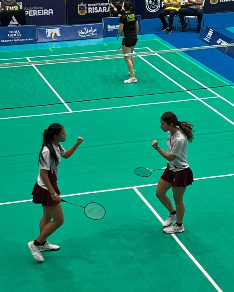 Bádminton: Rojas y García conquistan la plata en Colombia bajo la guía del entrenador olímpico René Madrid