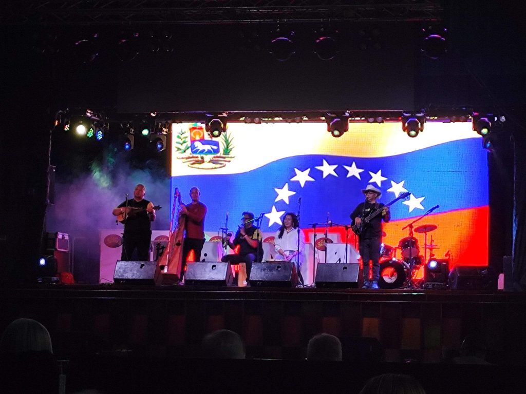 Pasillaneando estrena un aguinaldo que busca reconectar al público con las tradiciones navideñas venezolanas Pasillaneando estrena un aguinaldo que busca reconectar al público con las tradiciones navideñas venezolanas