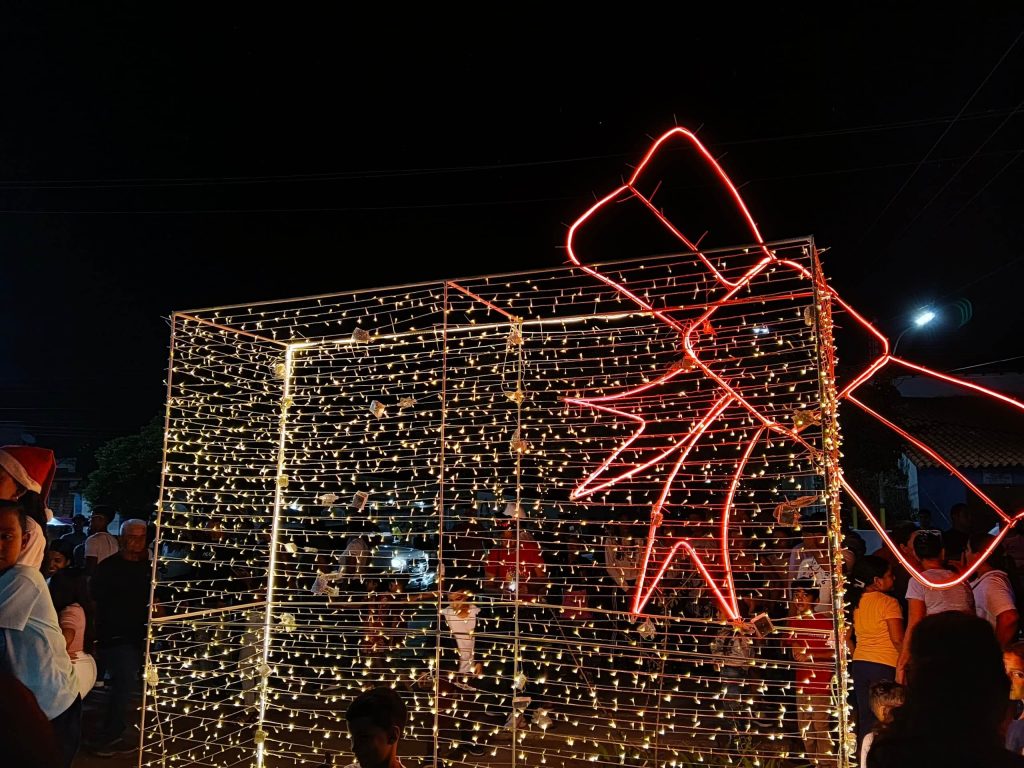 Boca del Pozo inaugura su primera iluminación navideña como impulso a la convivencia y la economía local