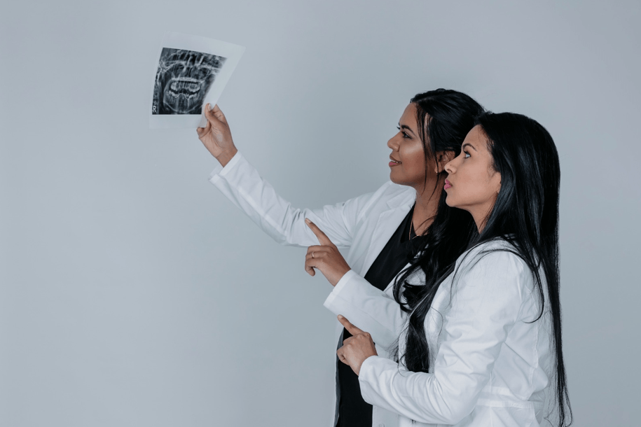 La Dra. Karina García impulsa Healthy Smile Foundation para ampliar el acceso a la salud bucal de los adultos mayores